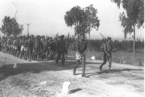 חברי הגנה צעירים צועדים בעמק יזרעאל, ליד עפולה.